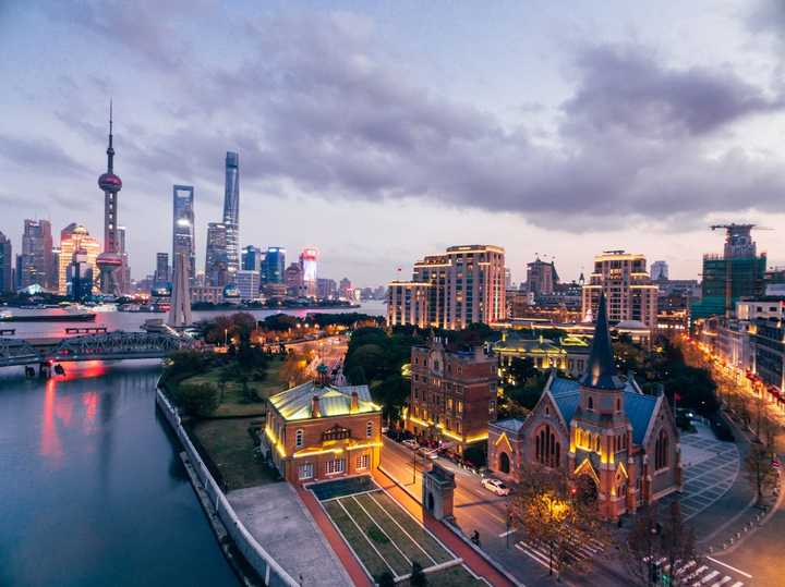 上海繁华都市中的小明日常故事